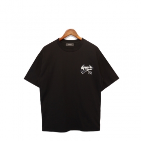 Черная футболка от бренда AMIRI с винтажным принтом