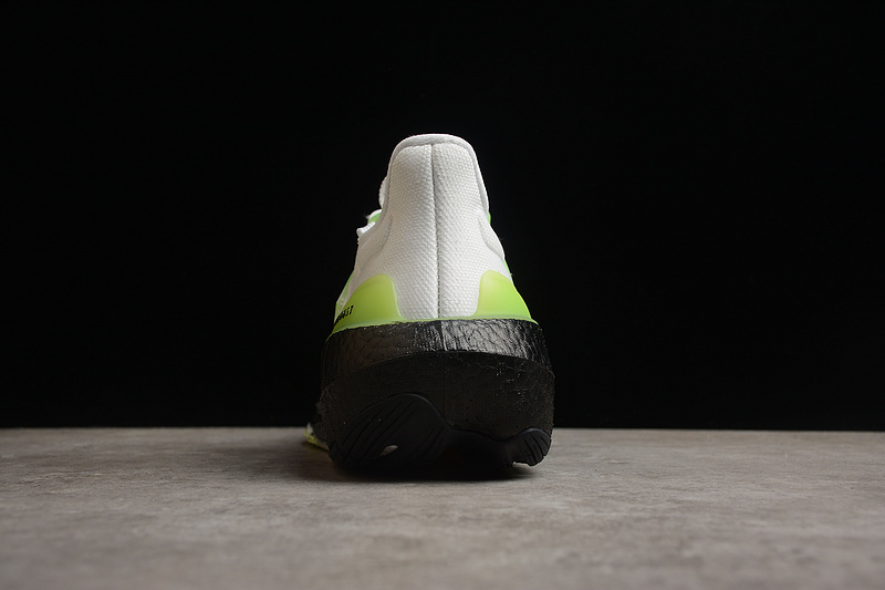 Лёгкие кроссовки Adidas ULTRA BOOST 23 с вставками салатового цвета