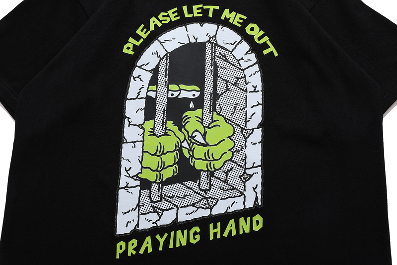 Футболка черного цвета "please let me out praying hand"
