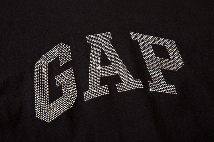 Футболка GAP черного цвета со сверкающим брендовым лого