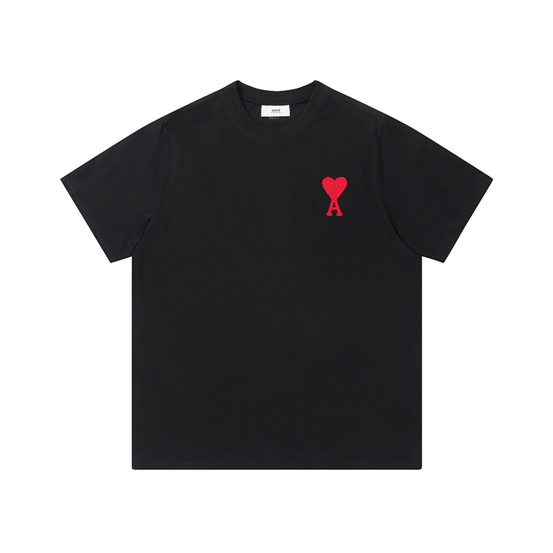 Чёрная футболка с красной вышивкой на груди - бренда AMI, лого на спине