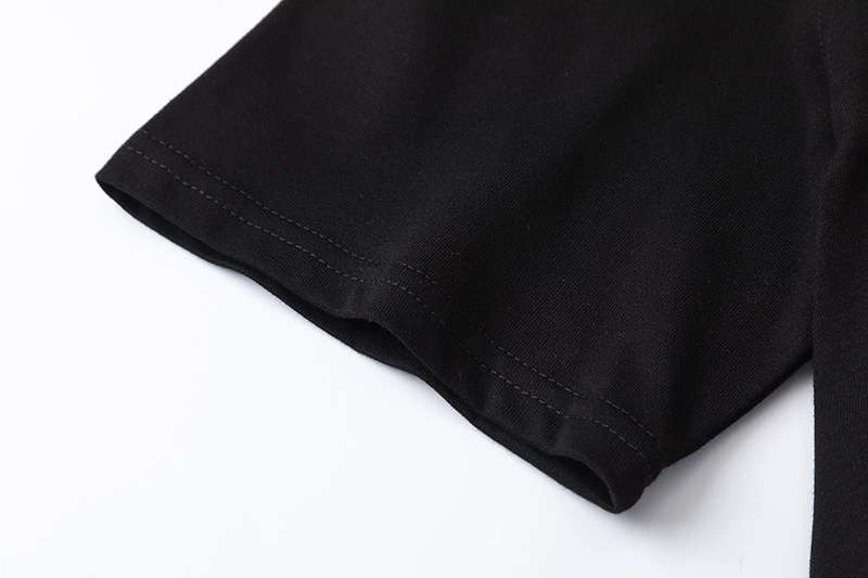 Чёрная футболка AMI  выполнена из хлопковой 100% ткани