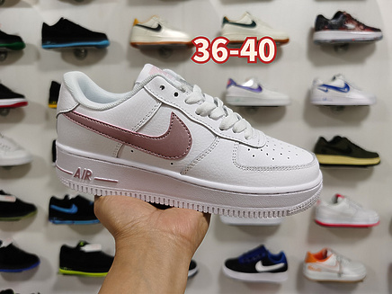 Белые кроссовки Air Force с кофейным лого Nike Swoosh