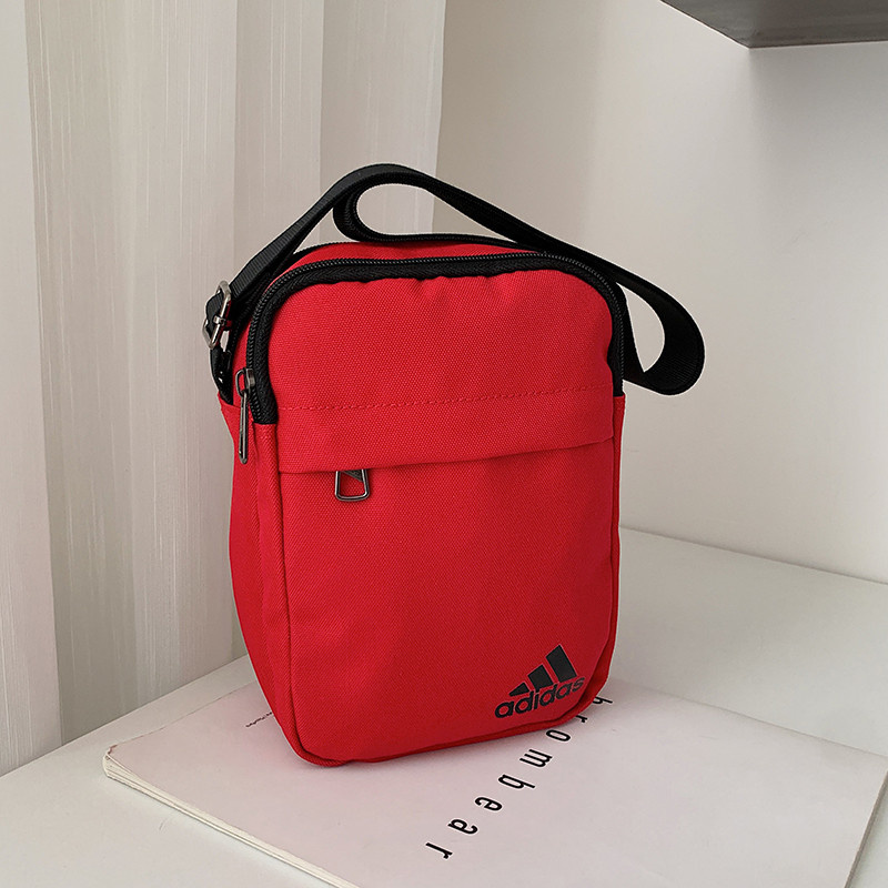 Компактная сумка Adidas красного цвета с регулируемым ремешком