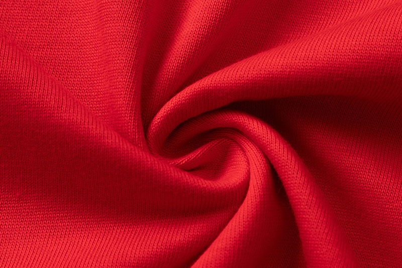 Красная футболка с нашивкой на груди - бренд AMI выполнен из хлопка