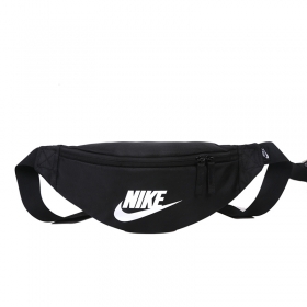Сумка-бананка Nike чёрная с белым логотипом и регулируемым ремешком