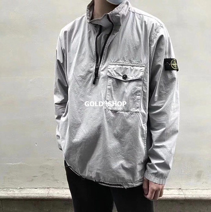 Светло-серая ветровка Stone Island с молнией на груди и патчем