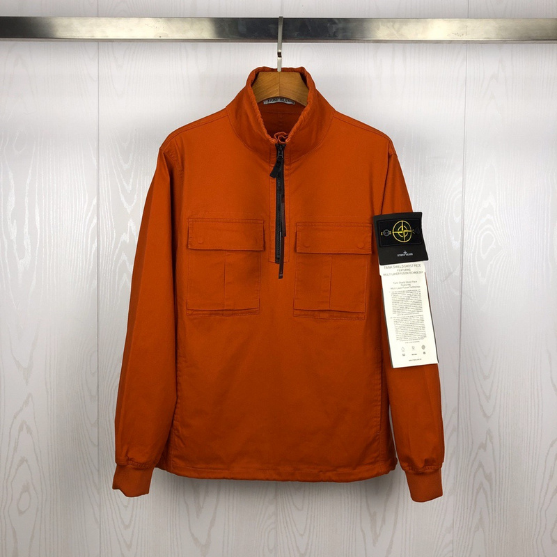 Оранжевая куртка Stone Island c накладными карманами и патчем