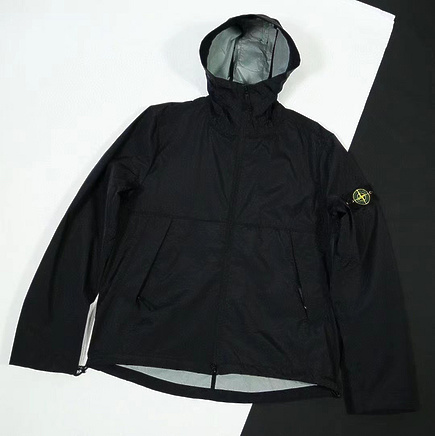 Чёрная ветровка Stone Island с патчем на левом рукаве