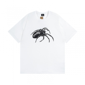 Белая футболка Stussy с принтом черного паука на груди