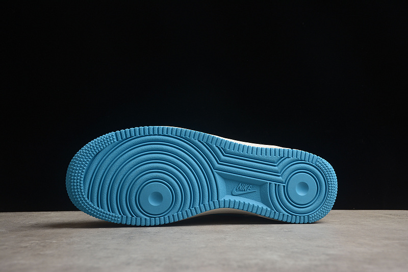 Кроссовки запоминающиеся Nike Air Force 1 бело-голубые