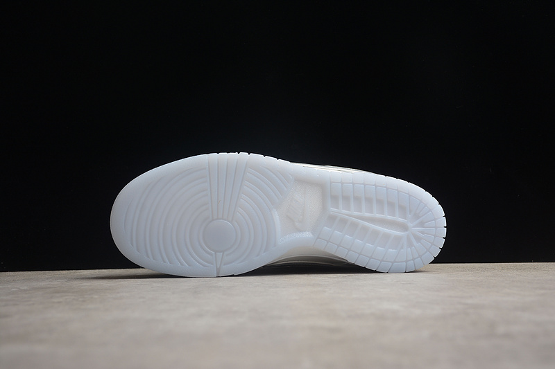 Concepts x Nike SB Dunk Low выполненные в белом цвете кроссовки