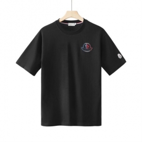 Черная футболка от бренда MONCLER с вышитым логотипом и патчем