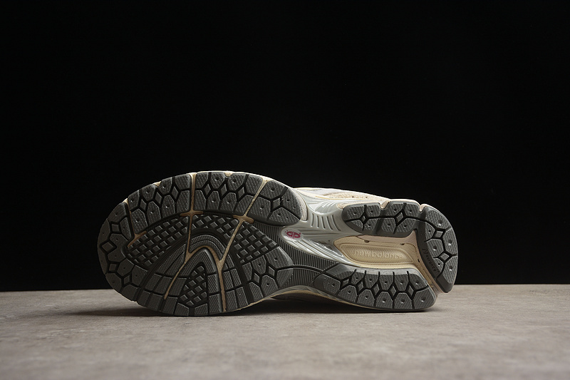 Кремово-серые кроссовки New Balance M2002RLN для любителей бренда