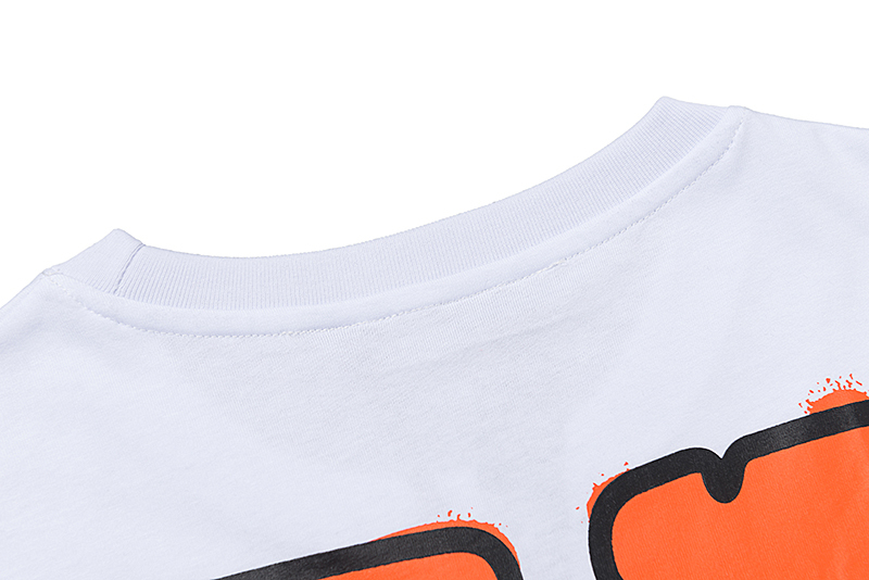 Белая футболка VLONE с оранжевым логотипом и принтом