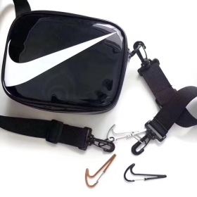 Стильная лаковая чёрная сумка Nike с длинным съёмным ремешком