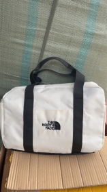 Белая спортивная сумка The North Face с контрастными чёрными ручками