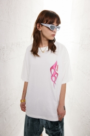 Базовая от бренда OVDY белая с розовым принтом футболка