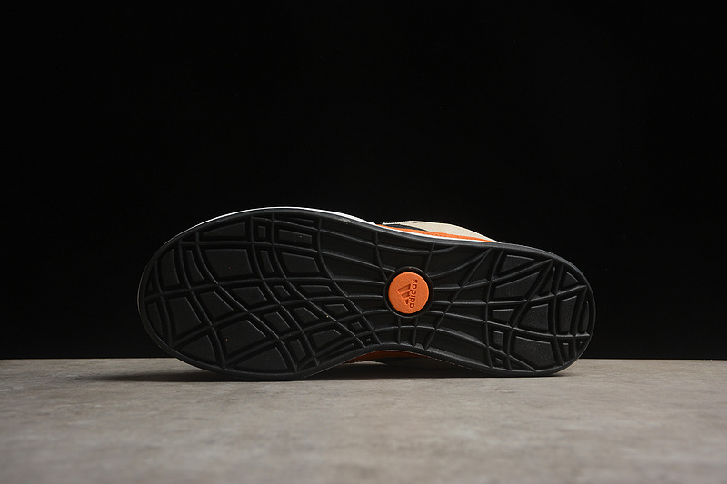 Низкие бежево-оранжевые с чёрными полосками кроссовки Adidas Adimatic