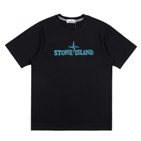 С вышитым пушистым логотипом Stone Island чёрная футболка