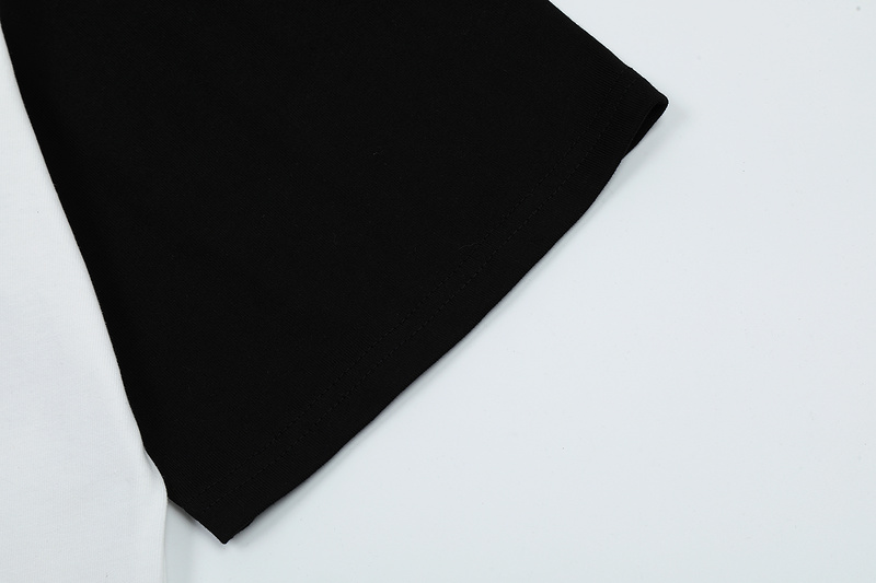 Белая футболка с чёрными рукавами и горловиной Punch Line с принтом  