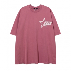 С принтом звезд футболка выполнена в розовом цвете 020KYN