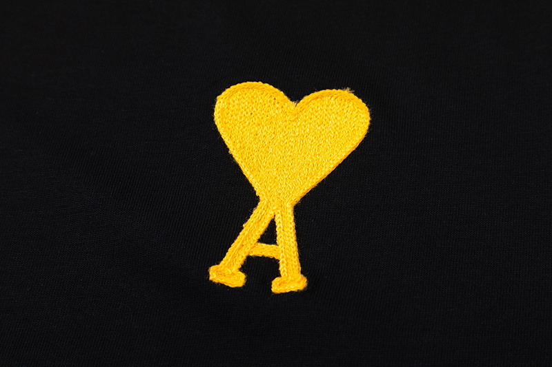 Чёрная с ярко желтой вышивкой футболка AMI свободного силуэта - оверсайз