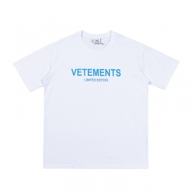 Базовая белая футболка с лого Vetements выполнена из 100% хлопка