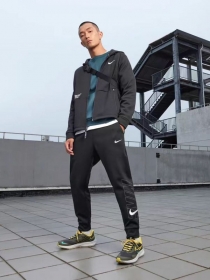 Оригинальная модель штанов в черном цвете Nike с карманами