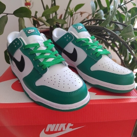 Белые с зеленым кроссовки с черным логотипом Nike SB