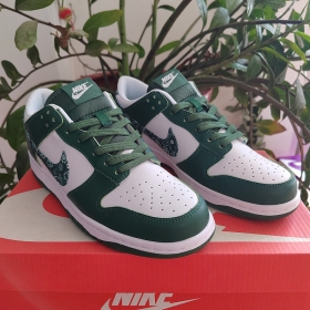 Кроссовки зелено-белого цвета с логотипом Nike SB оптом