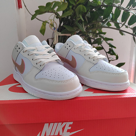 Белые кроссовки с мягко-розовыми вставками Nike SB