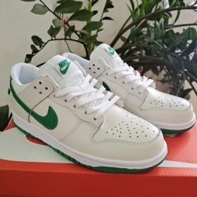 Белые кроссовки Nike SB с зелёными вставками и подошвой