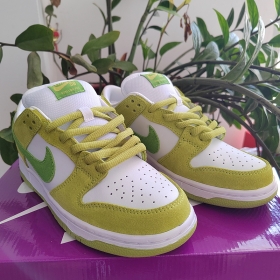 Белые кроссовки с горчичными накладками и зеленым логотипом Nike SB