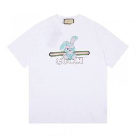 Белая футболка от бренда GUCCI с принтом кролика спереди