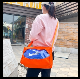 Оранжево-синяя с лого Nike спортивная водоотталкивающая сумка