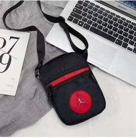 Мужская чёрная сумка с красным логотипом бренда Jordan через плечо