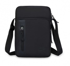 Трендовая чёрная сумка Nike с 2-мя передними и одним основным карманом