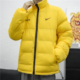 Ярко-желтая куртка Nike подчеркивает индивидуальный стиль