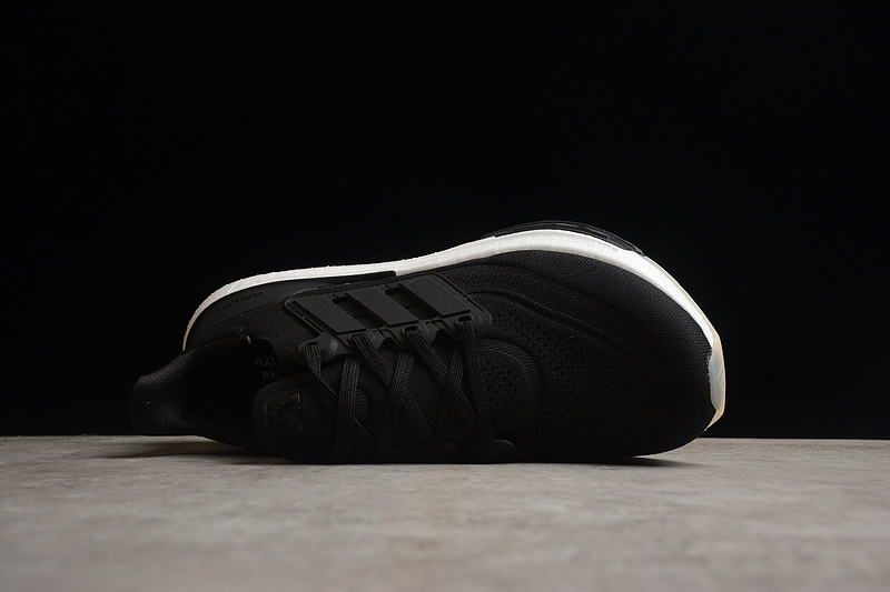 Кроссовки чёрного цвета с белой подошвой Adidas Ultra Boost 23