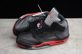 Чёрные кроссовки Nike Air Jordan 5 Retro c акульями зубами на мидсоле