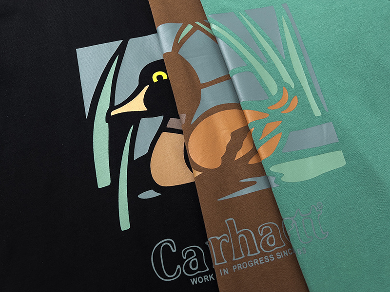 Carhartt футболка зеленого цвета с брендовым рисунком в виде утки