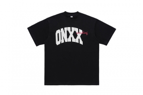 Футболка черного цвета со стильным принтом "ONXX" на груди