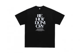 Базовая черного цвета футболка с надписью "Be hot don't cry"