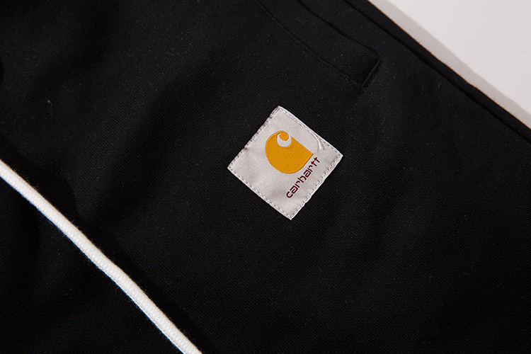 Шорты бренда Carhartt черного цвета с фирменным патчем и карманами