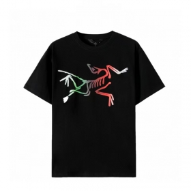 Arcteryx чёрна футболка с фирменным разноцветным принтом на груди