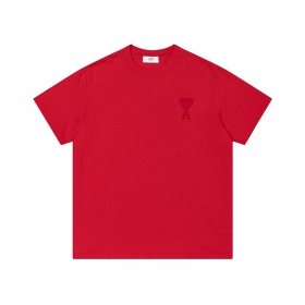 Красная футболка с вышитым лого от AMI с высококачественного хлопка