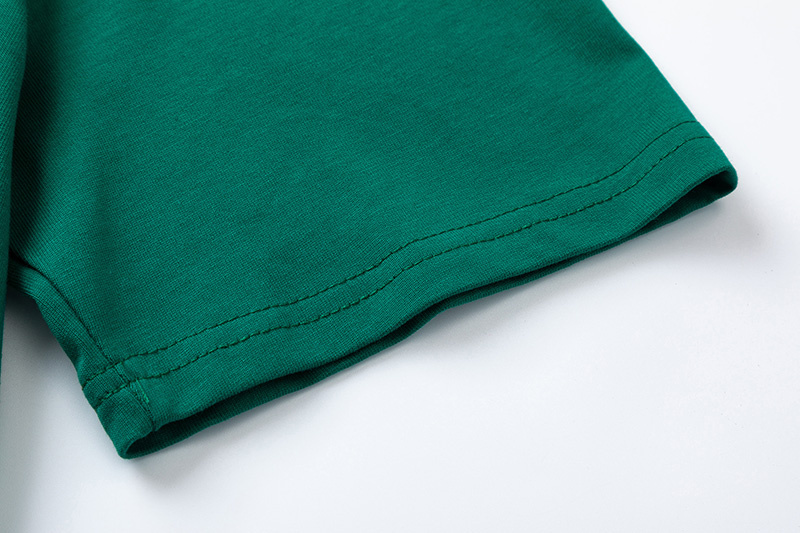 Зеленая базовая футболка с нашивкой на груди  AMI с коротким рукавом 