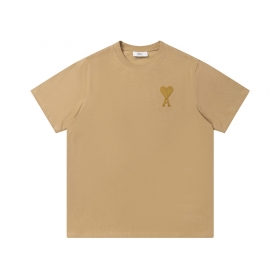 Однотонная футболка AMI бежевая с лого на груди - 100% хлопок