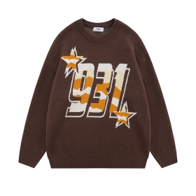 В коричневом цвете с цифрами "931" THINKER стильный свитер